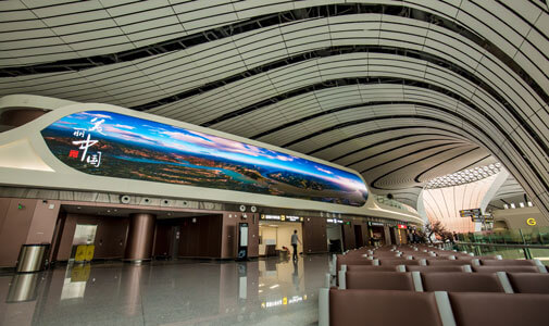 Les écrans LED de LianTronics ont stupéfié le plus grand terminal du monde - l‘aéroport international de Beijing Daxing.