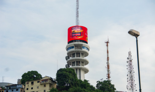 Panneau d’affichage LED cylindrique géant au sommet d’une tour de télévision, Équateur