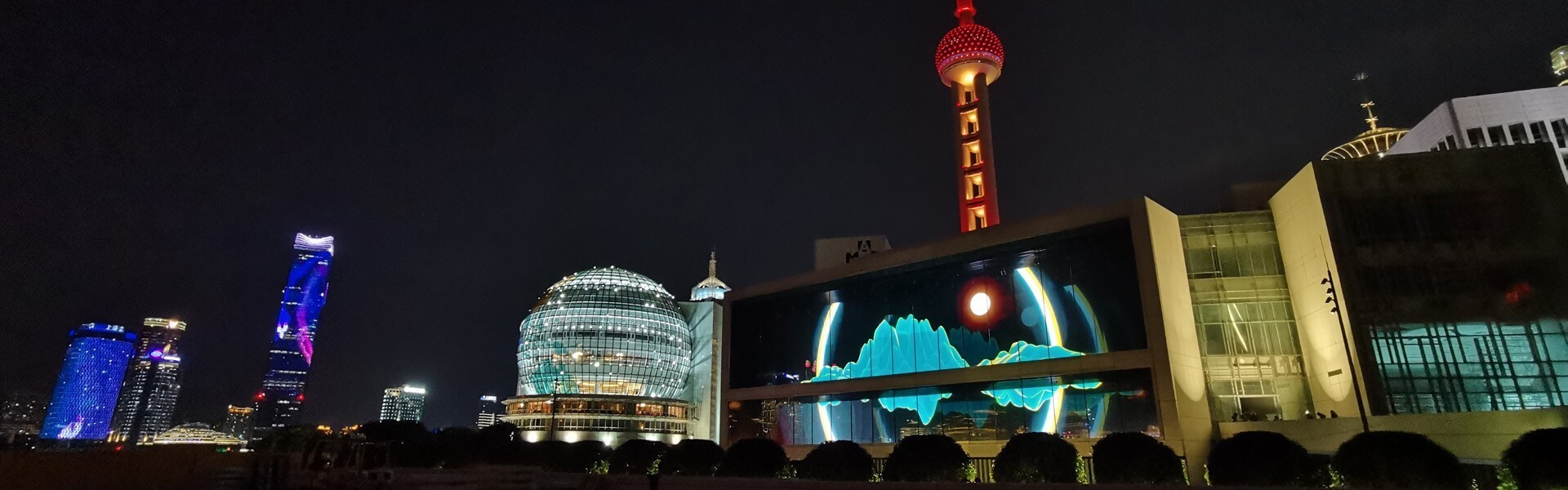 Компания LianTronics завершила строительство крупнейшей в Шанхае наружной светодиодной стены с малым шагом на открытом воздухе
